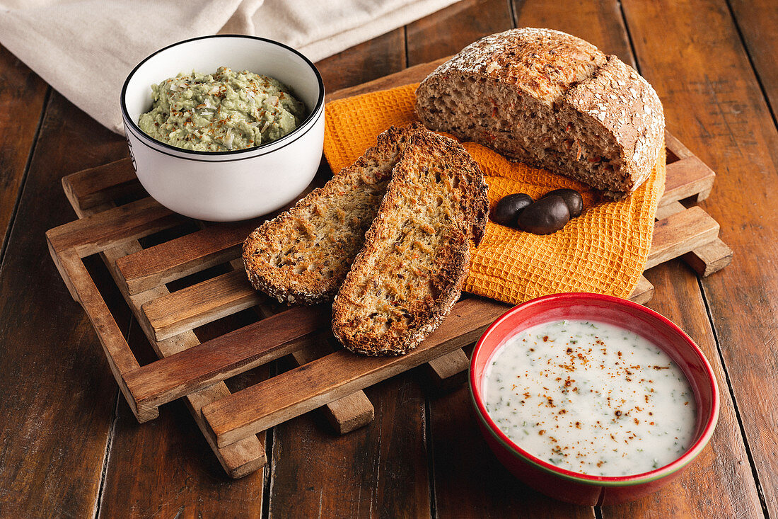 Geröstete Brotscheiben serviert mit pikantem Dip und Sauce