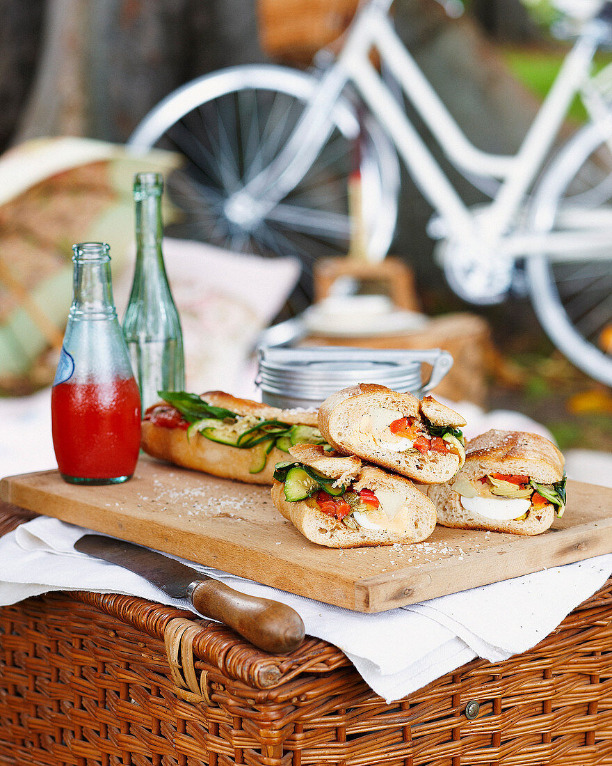 Pan Bagnat mit Gemüse zum Picknick