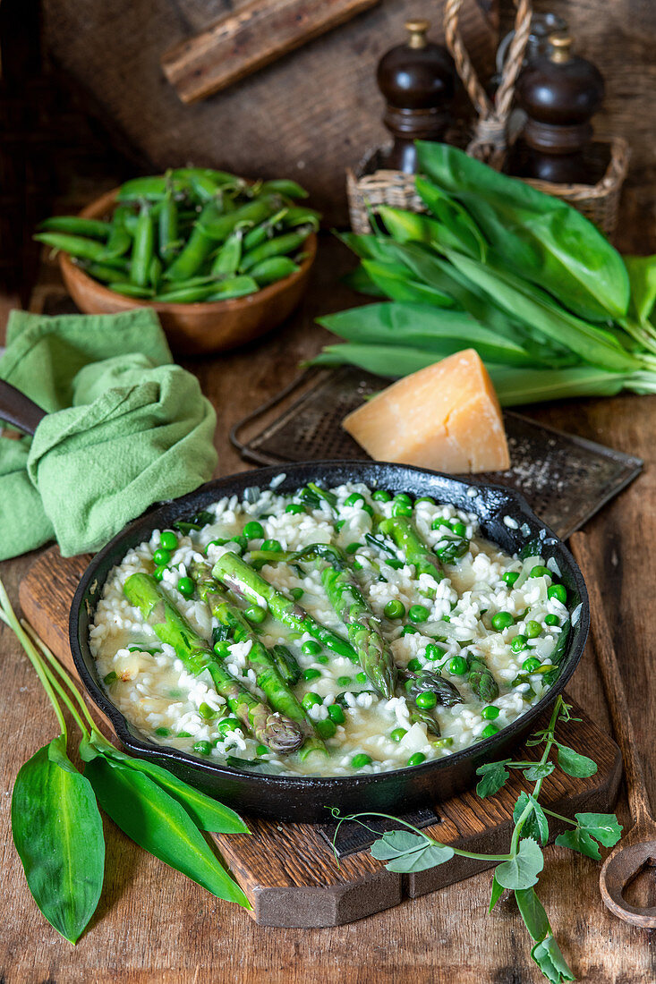 Grünes Risotto mit Erbsen und Spargel