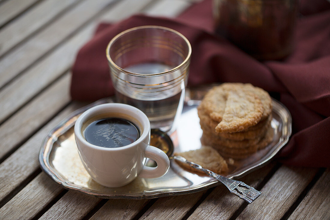 Espresso mit Haferkeksen und Wasser