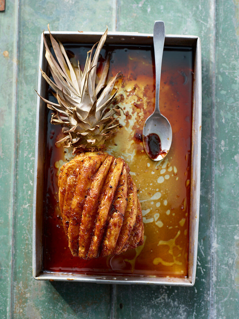 Karamellisierte Kubebenpfeffer-Ananas mit Rum-Kokossauce