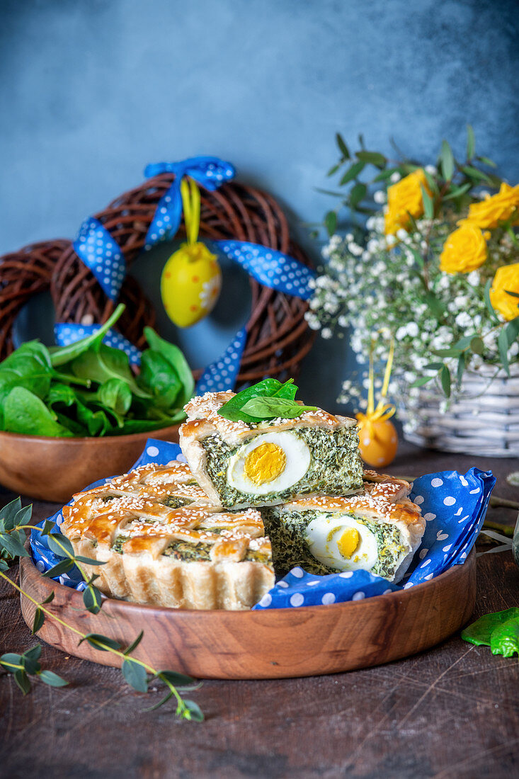 Osterpie mit Spinat und gekochten Eiern