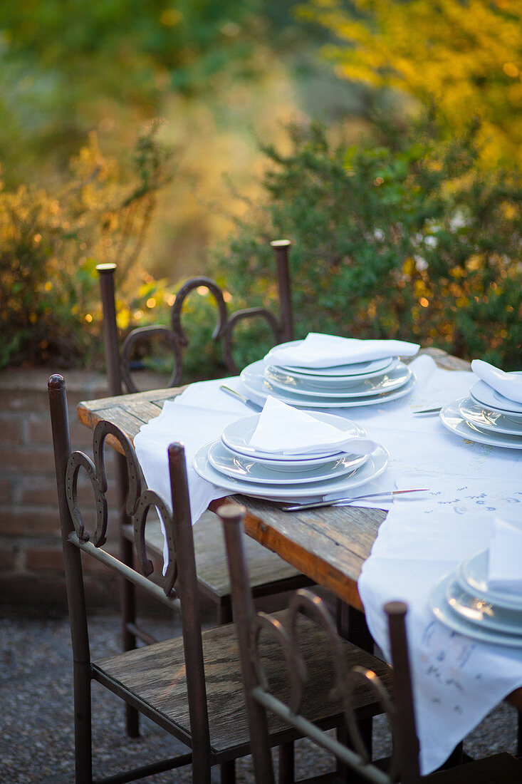 Gedeckter Tisch auf Restaurantterrasse (Italien)