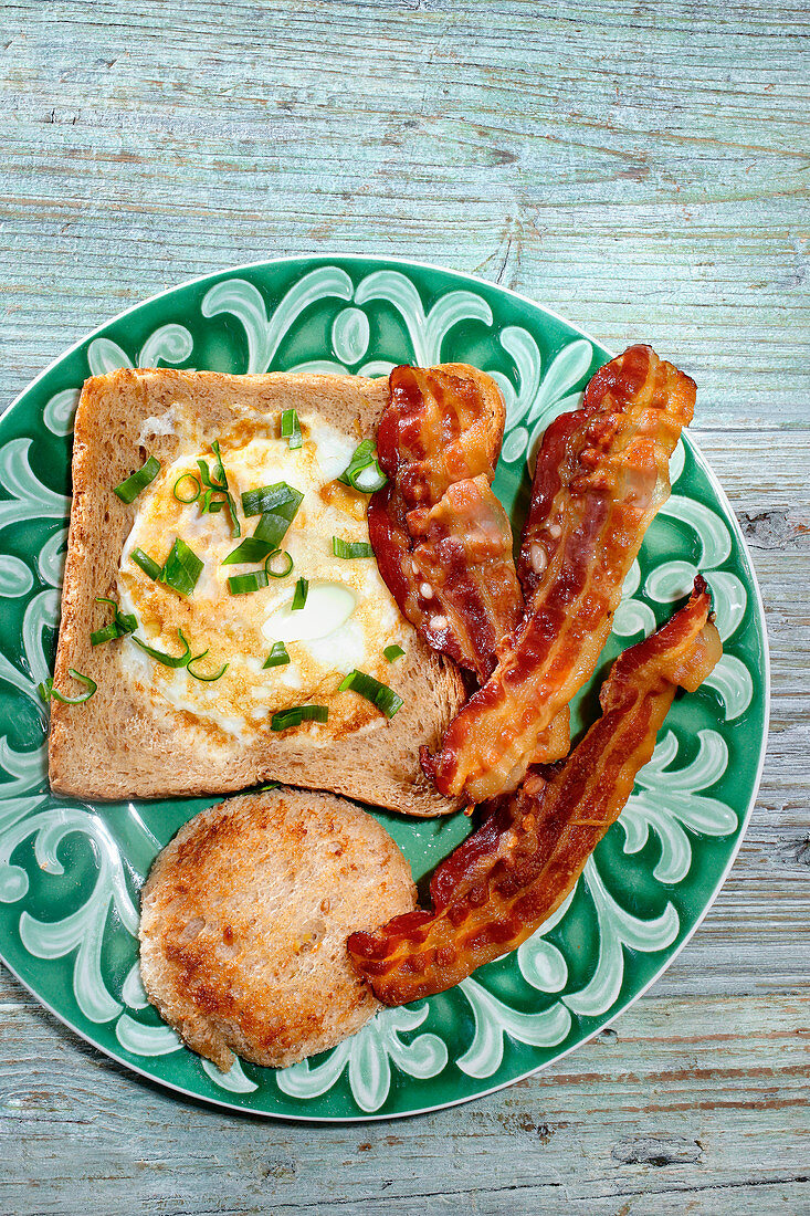 Eggs with toast and bacon