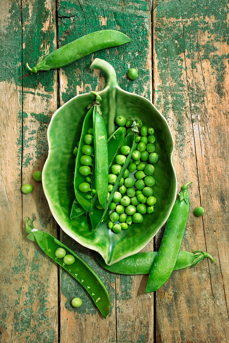 Pea pods and shelled peas
