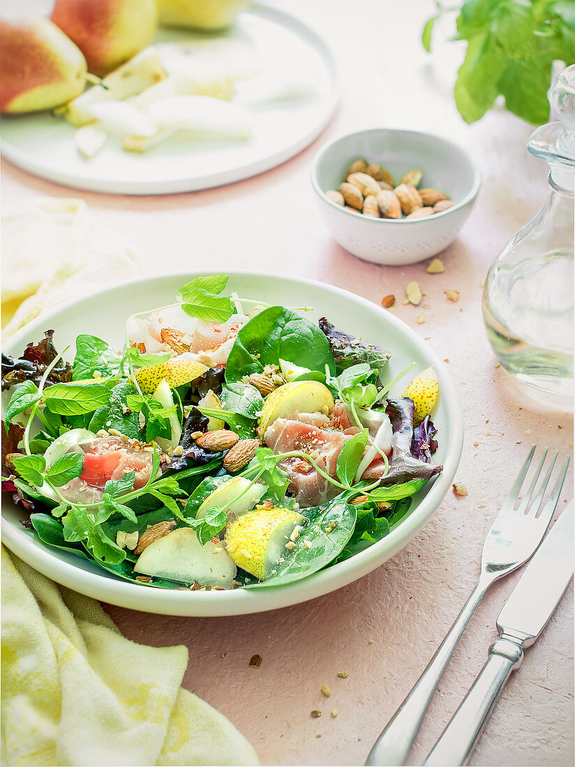 Gemischter Salat mit Birne, Prosciutto und Minze