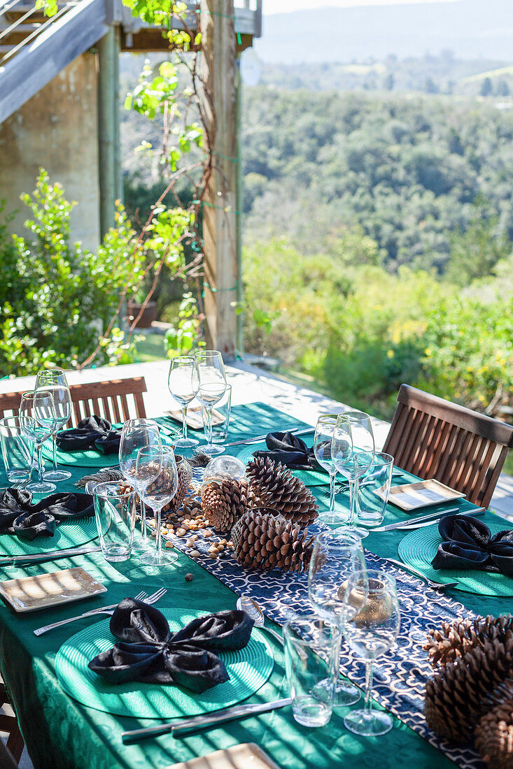 Gedeckter Tisch für ein herbstliches Braai (Südafrika)