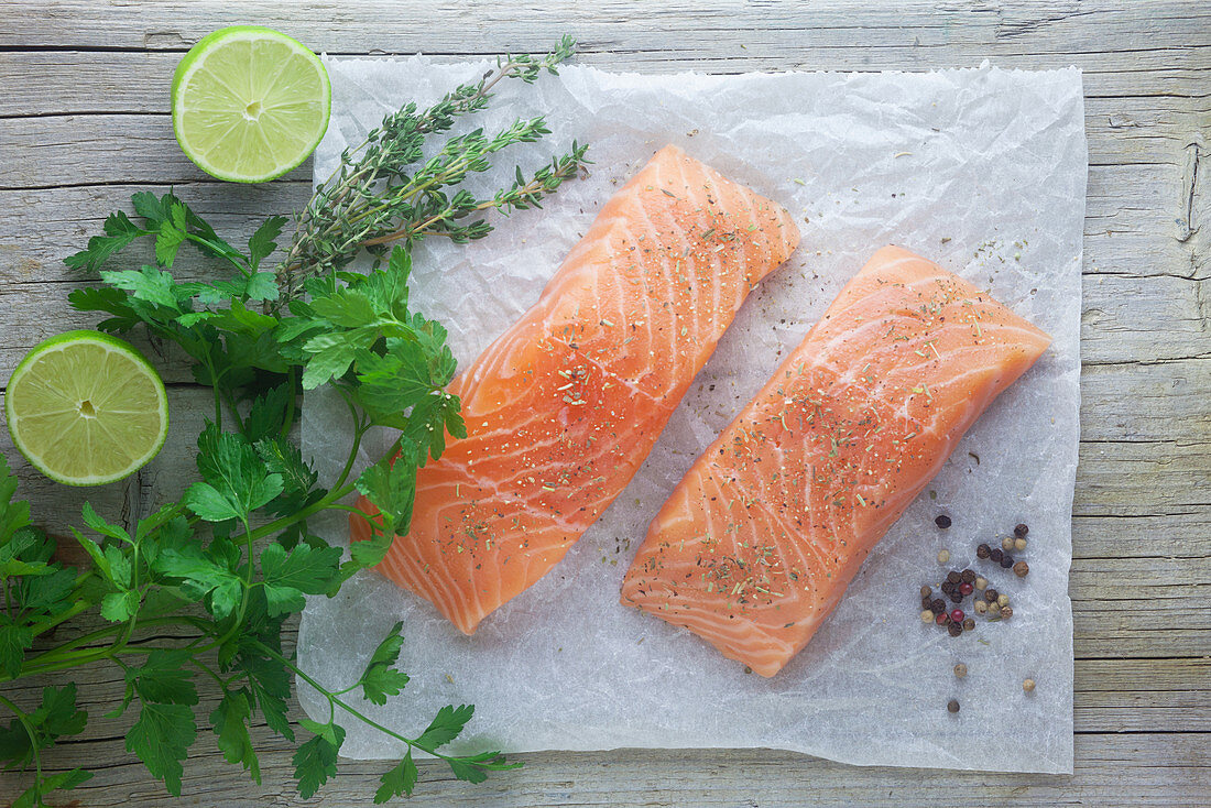 Fresh salmon fillets with herbs and limes