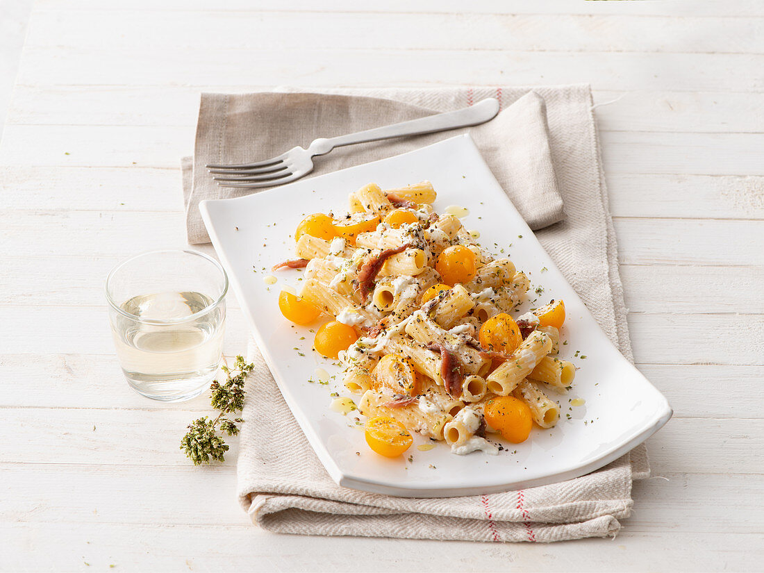 Tortiglioni mit gelben Datteltomaten und Stracciatella