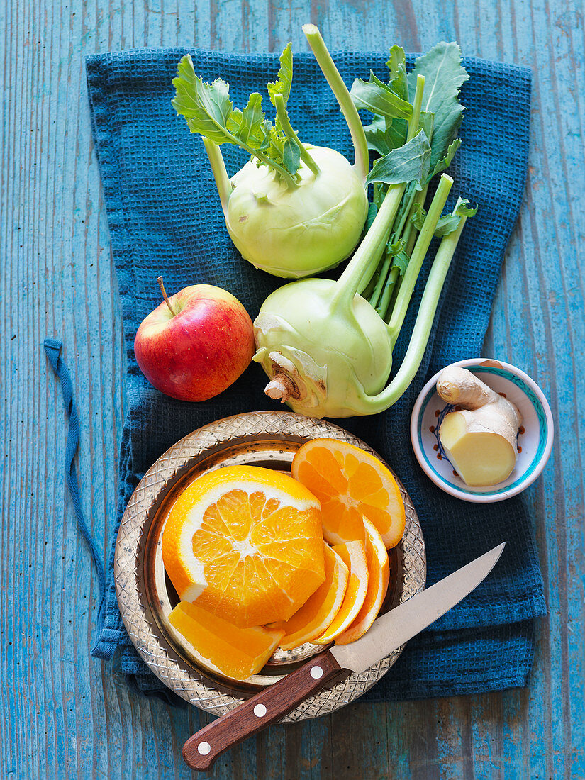 Zutaten für Smoothie (Kohlrabi, Orange, Ingwer, Apfel)