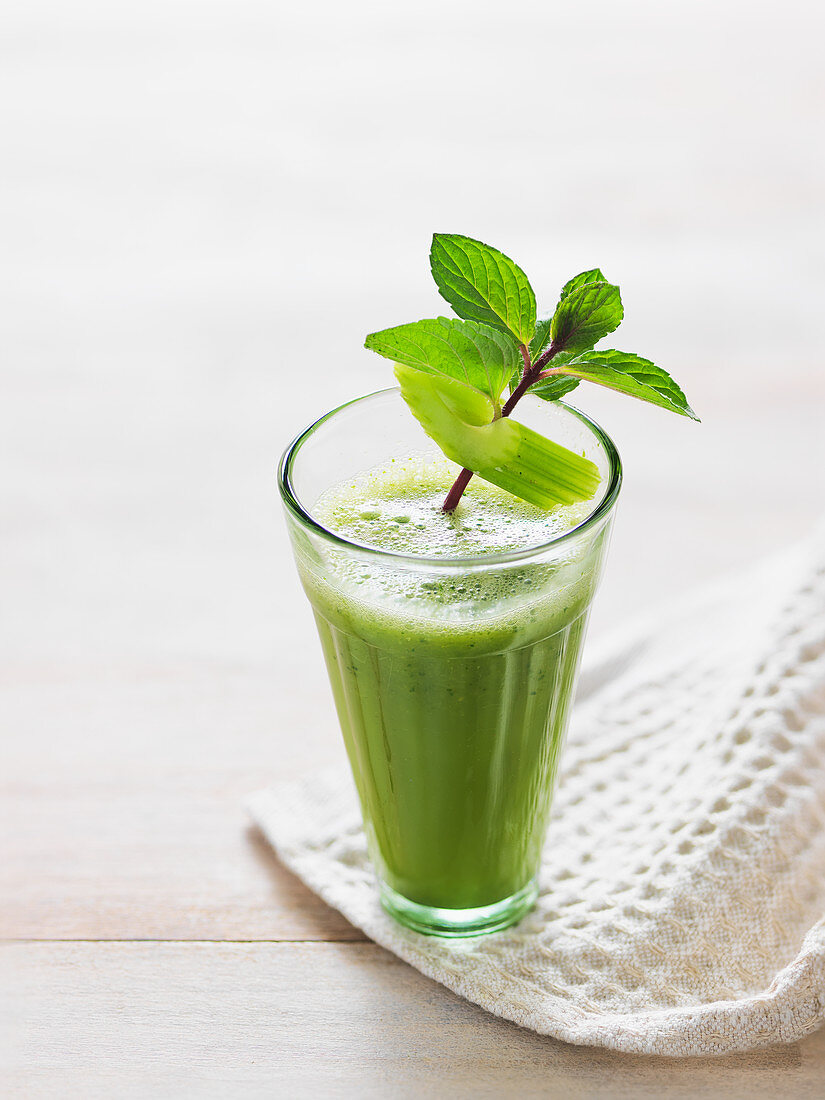 A herb smoothie with fennel, celery and orange
