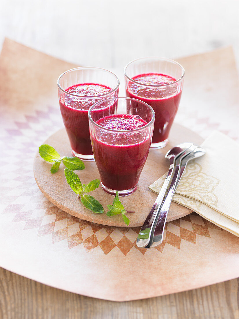 Beetroot smoothies with apple and raspberries
