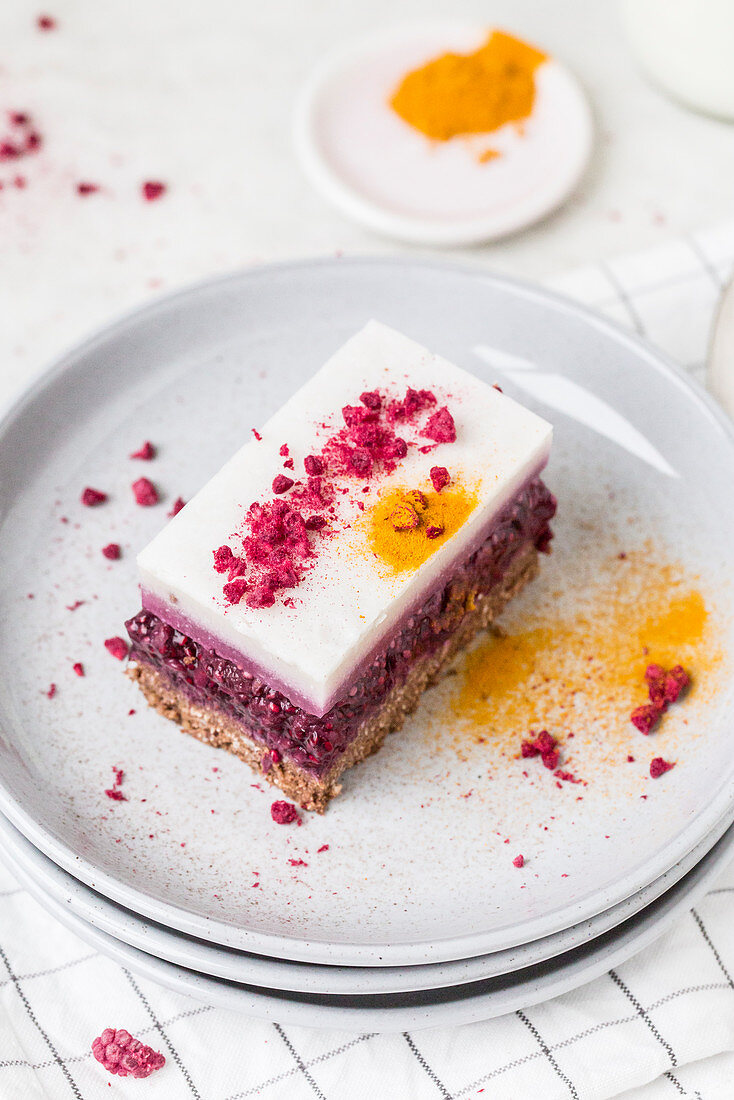 Stück Himbeer-Pannacotta-Kuchen mit Kurkuma