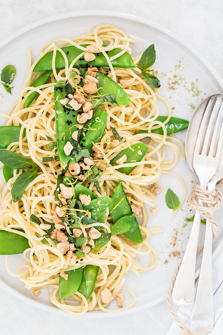 Spaghetti mit Zuckerschoten, Basilikum und Erdnüssen