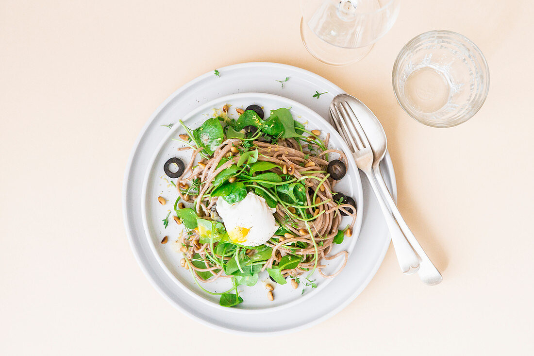 Spaghetti with lemon sauce, purslane and a poached egg