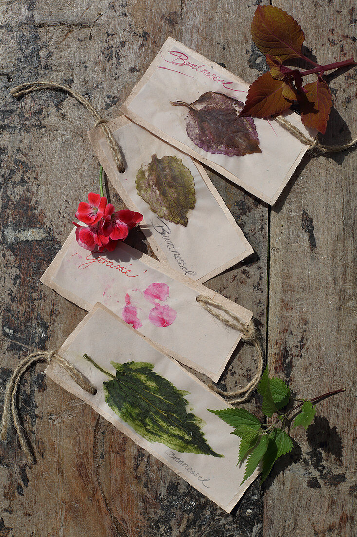 Selbstgebastelte Lesezeichen mit gemalten Blätter- und Blütenmotiven