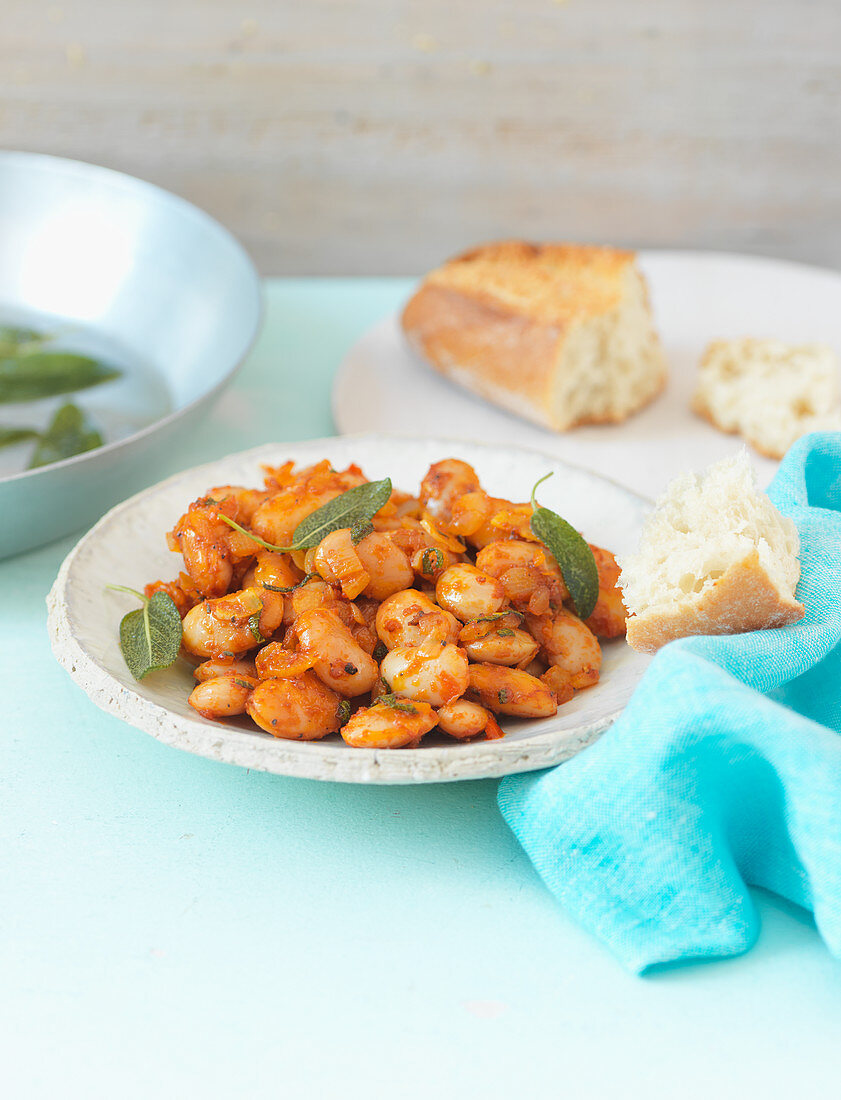 White beans with tomatoes and sage