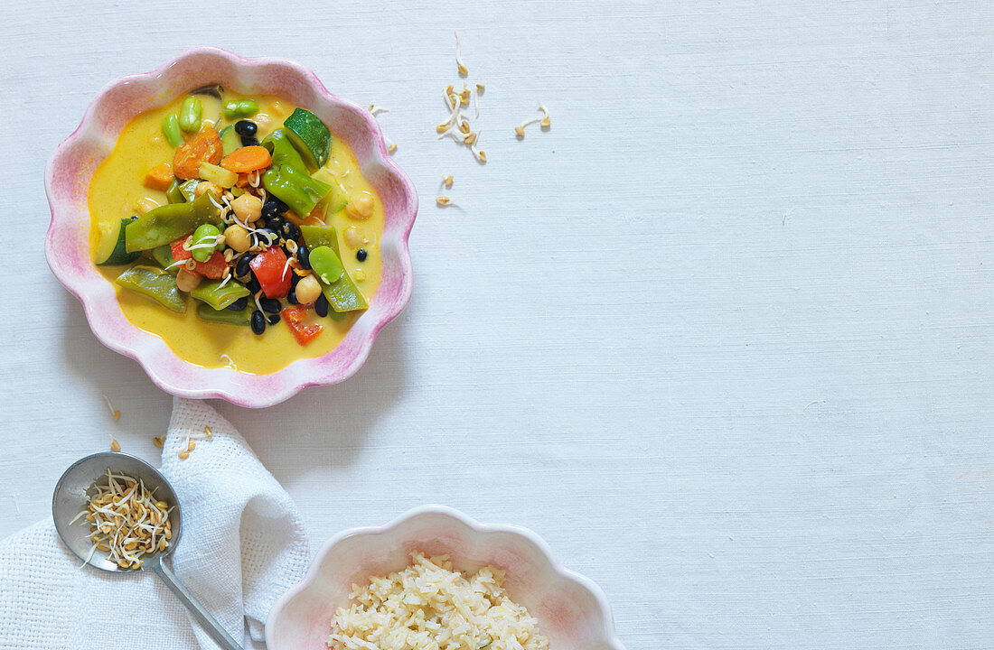 Gemüsecurry mit Sprossen und Reis