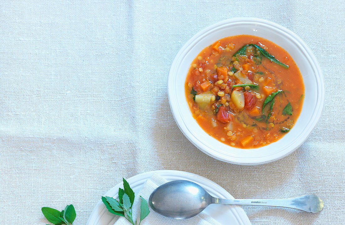 Lentil soup with spinach and tomatoes