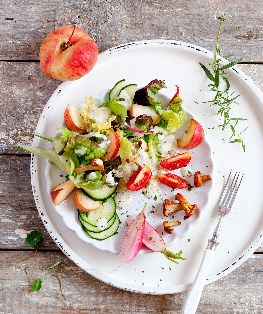 Gartensalat mit Bergpfirsich und Pfifferlingen