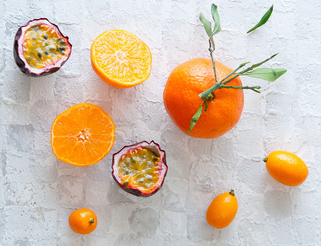 Mandarinen, Kumquats und rote Passionsfrucht