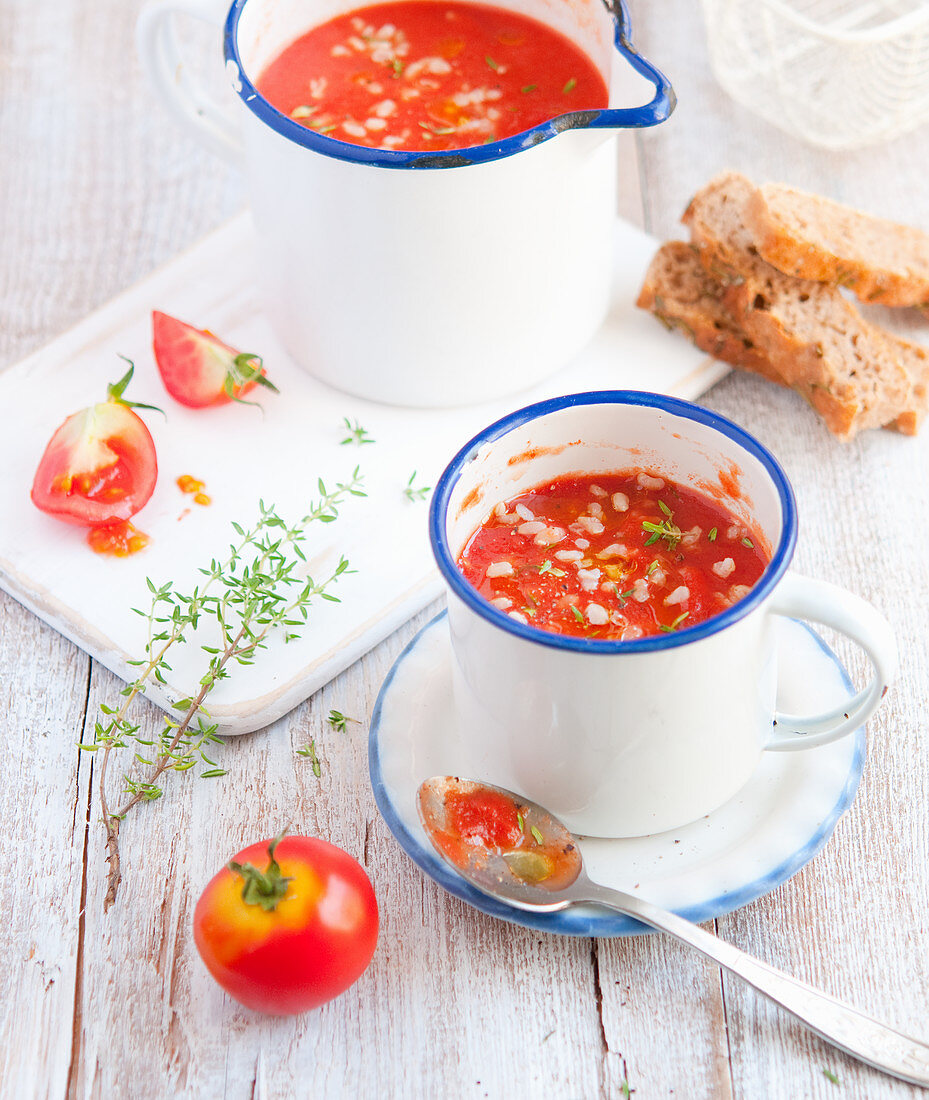 Tomato soup with rice and thyme