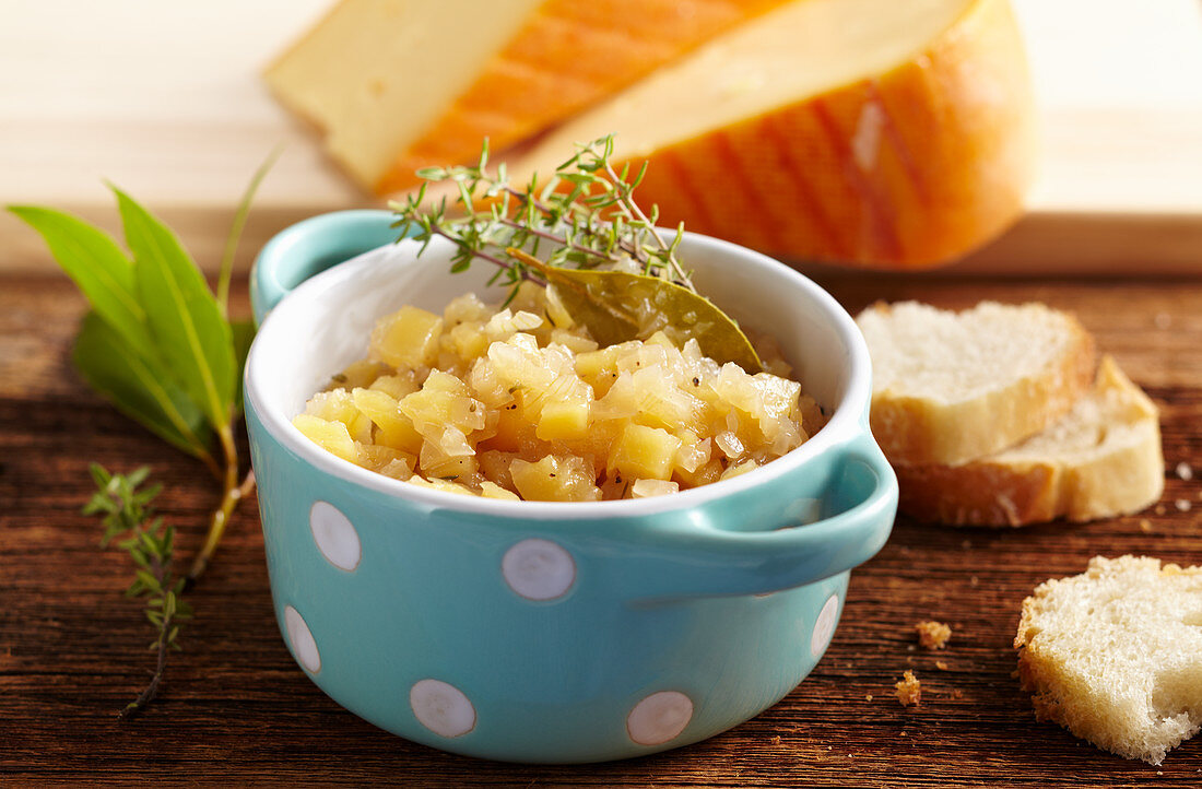 Pikantes Quittenchutney mit Weißbrot, Thymian und Lorbeer zu Käse