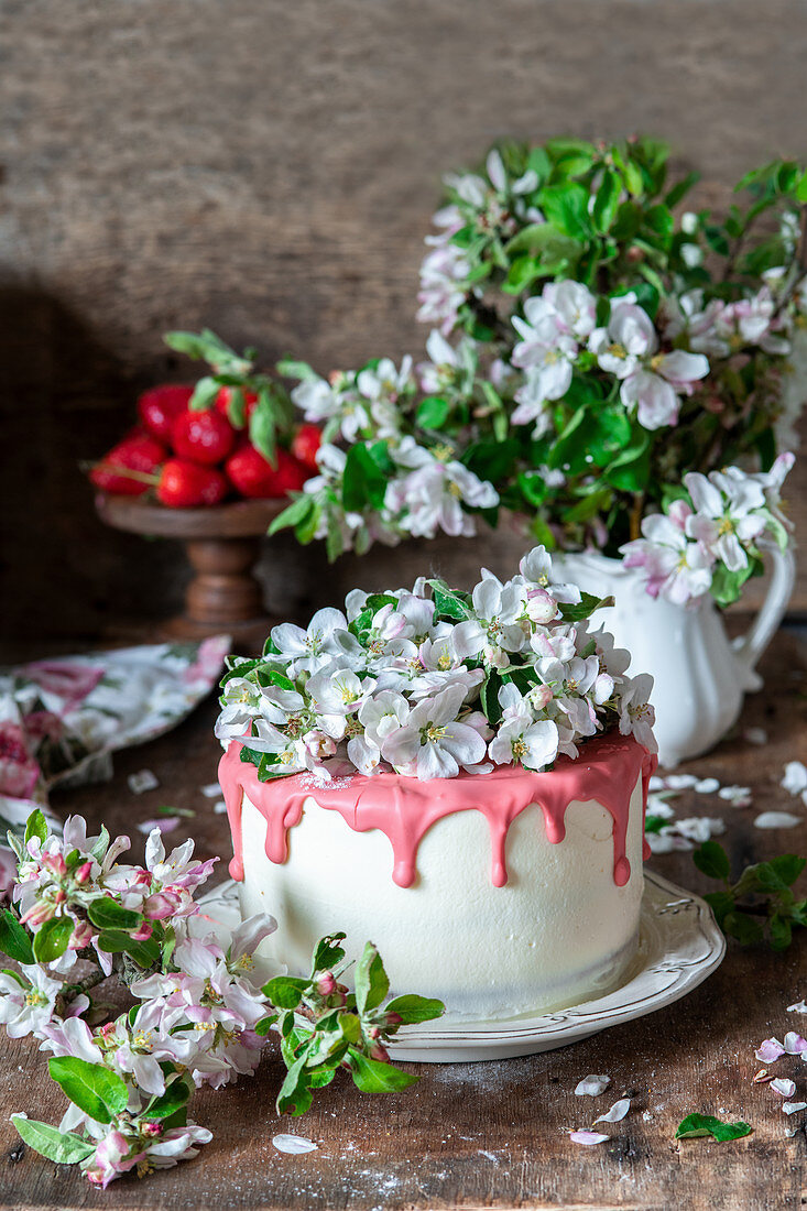 Blütenkuchen mit Erdbeerglasur und weisser Schokolade