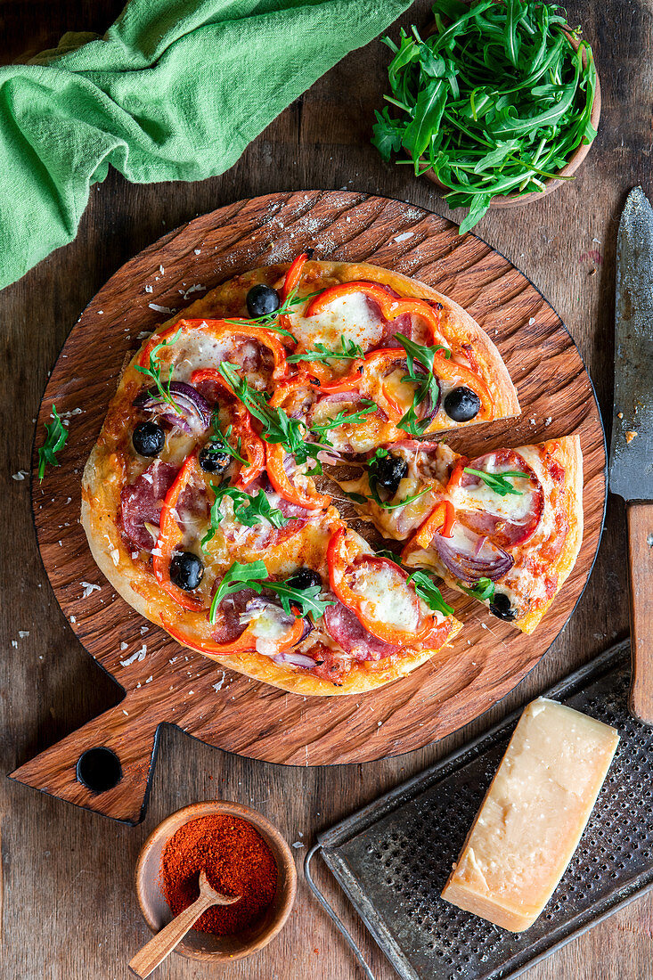 Pizza mit Oliven und Gemüse