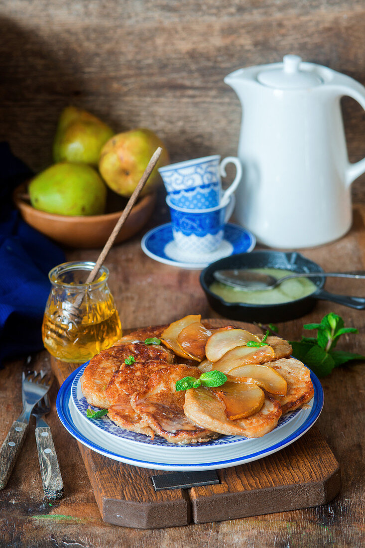 Roggen-Pancakes mit Birnen und Honig