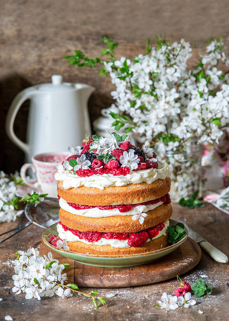 Spring cake with cream cheese and berries