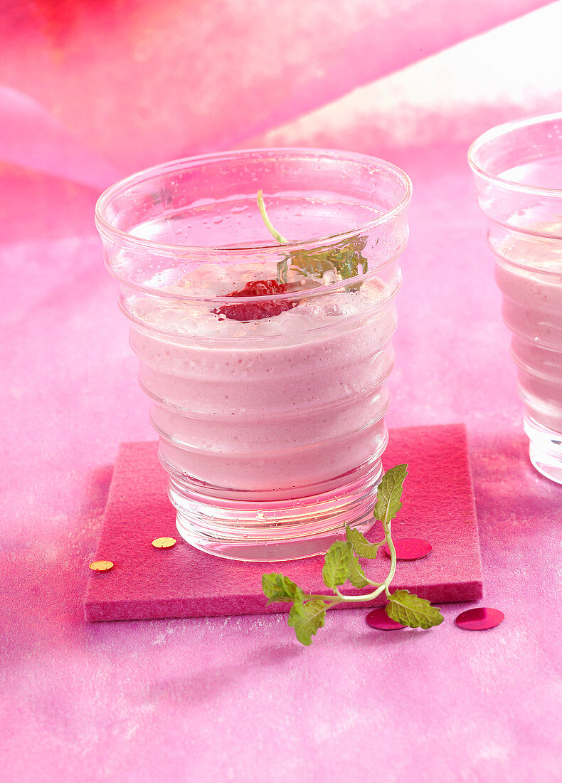 Himbeermilch mit frischen Himbeeren und Honig