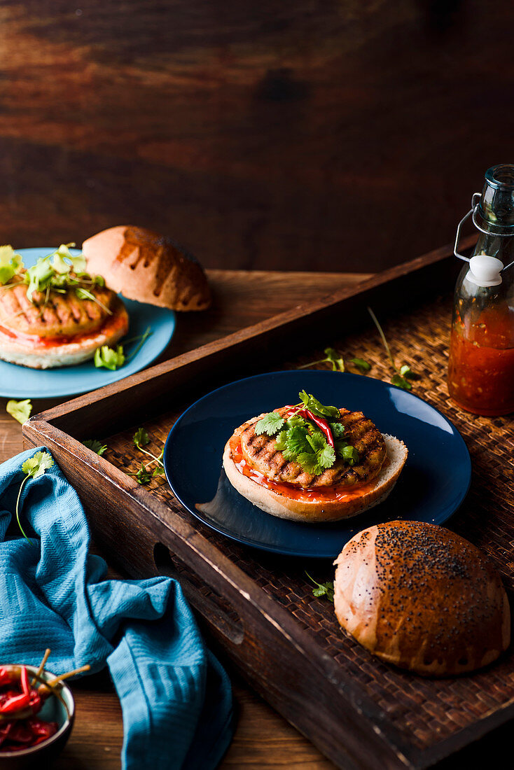 Curry-Chickenburger mit süsser Chilisauce und Koriandergrün