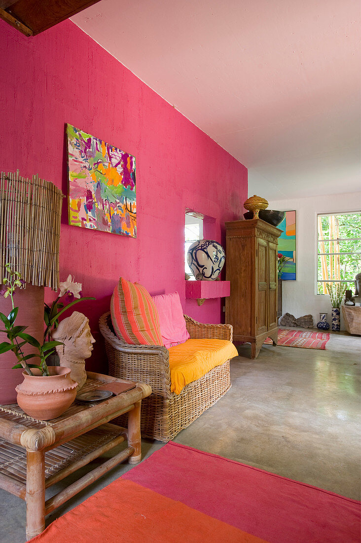 Tropenflair im Wohnzimmer mit pinker Wand