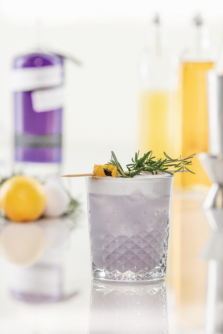Purple Gin Cocktail mit Rosmarin