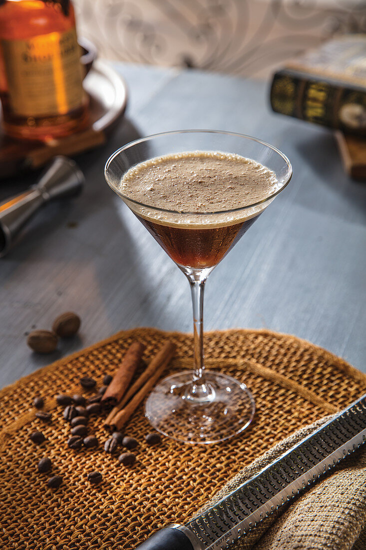 Espresso-Zimt-Cocktail im Martiniglas