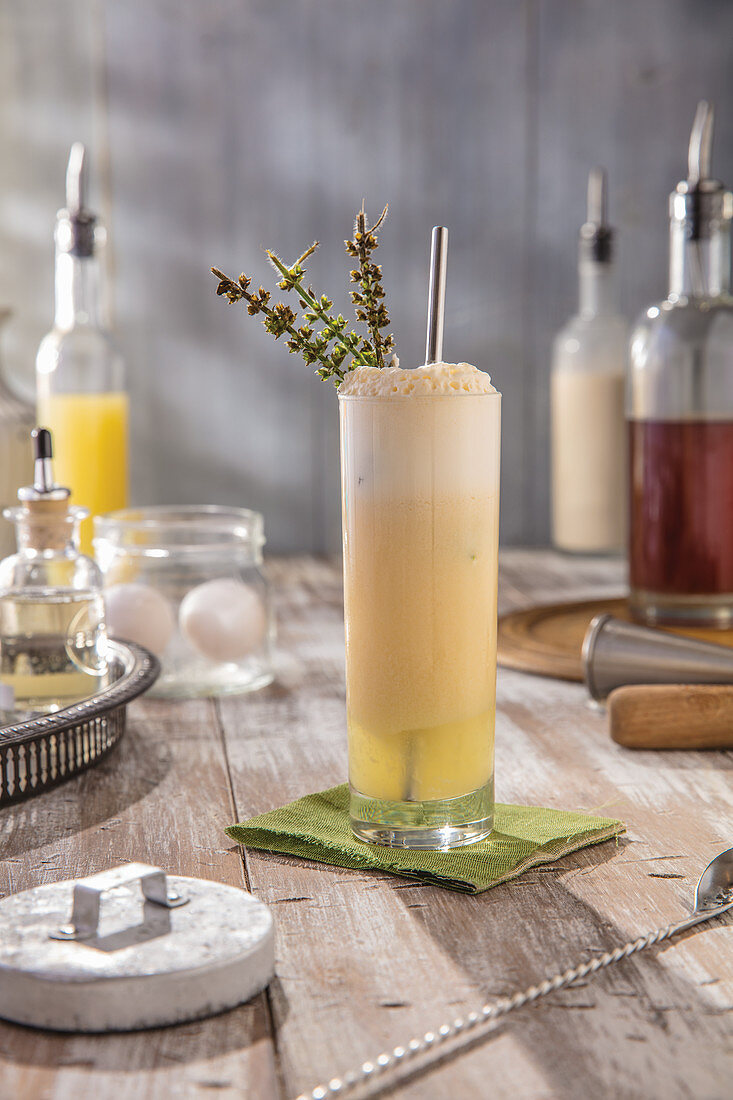 Cream Fizz Cocktail mit Lavendelzweig
