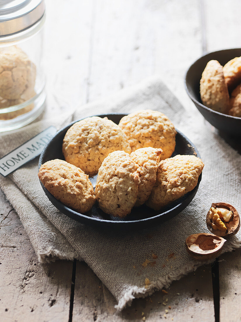 Corn biscuits with walnuts