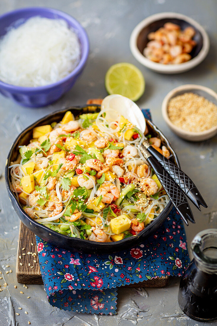 Sojanudelsalat mit Garnelen und Mango (Asien)