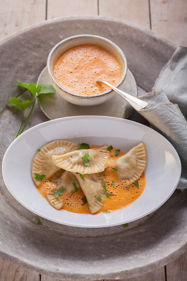 Ravioli mit Tomatensauce