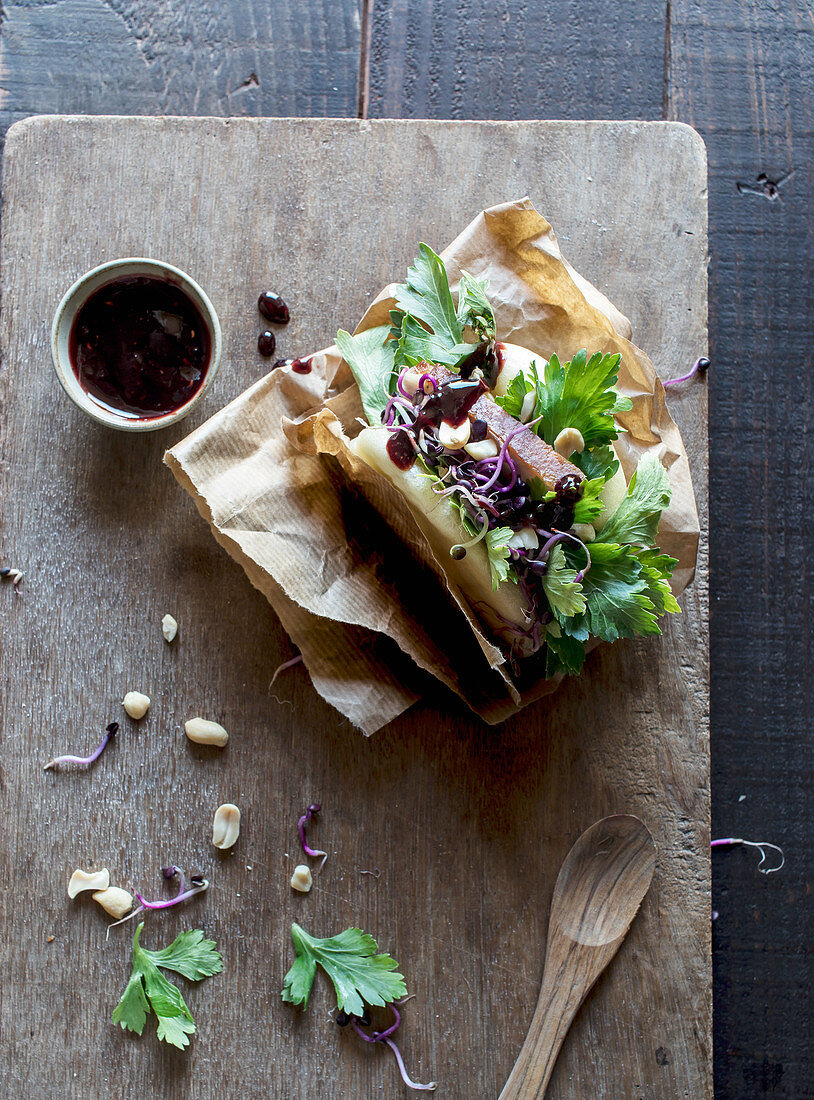 Gua Bao Sandwich mit Petersilie, Getreidesprossen und Sauce