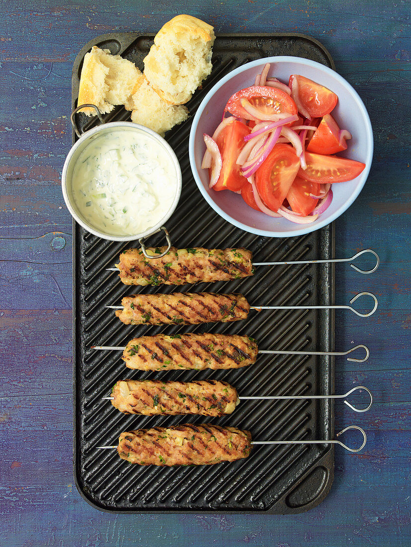 Hähnchen-Kofta mit Tomatensalat und Tzatziki