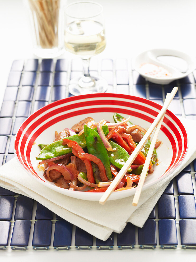 Stir Fry mit schwarzen Bohnen und Würstchen (Asien)