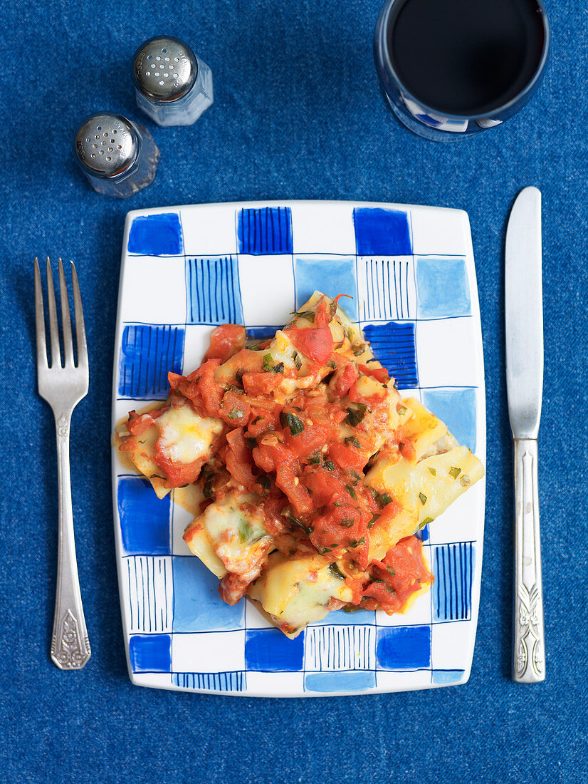 Cannelloni mit Chili, Tomaten und Basilikum