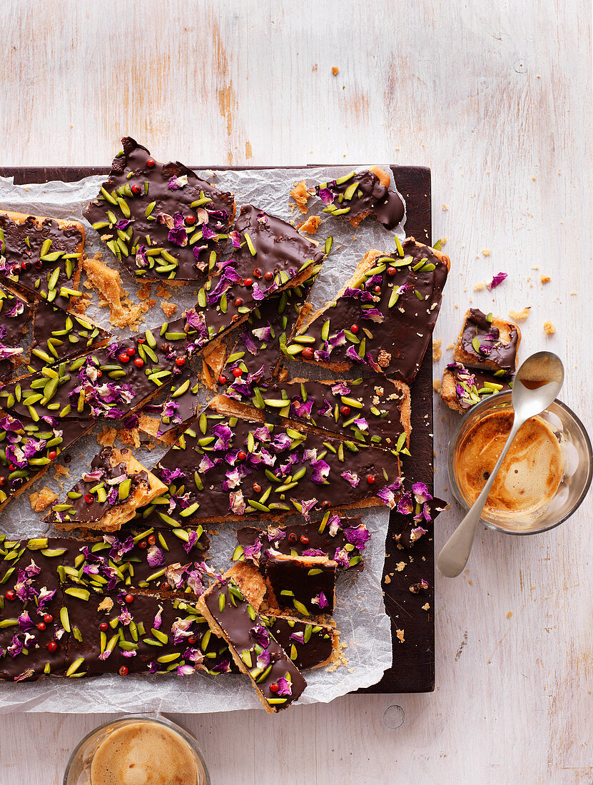 Biscuits mit Schokolade, Pistazien, rosa Pfeffer und Rosenblüten