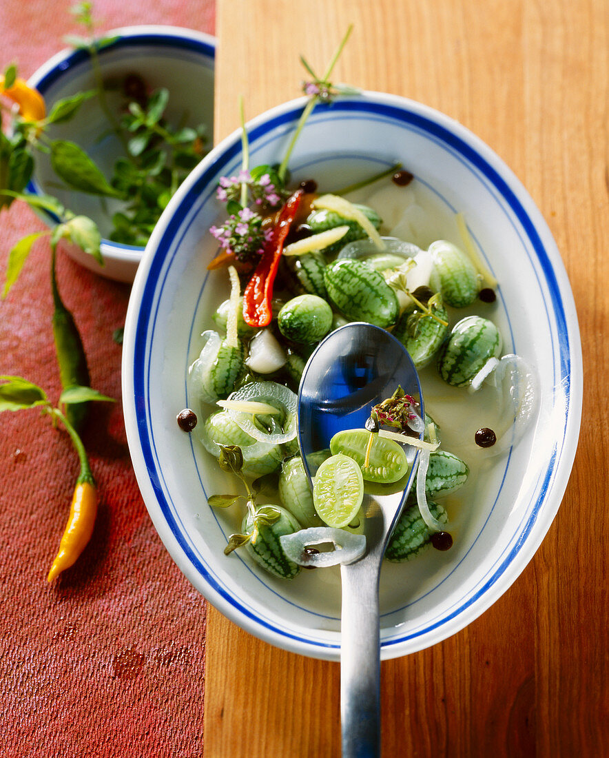 Süsssauer eingelegte Pepquino-Gurken mit Zwiebel, Knoblauch, Ingwer, Chili, Thymian, Pfeffer und Piment