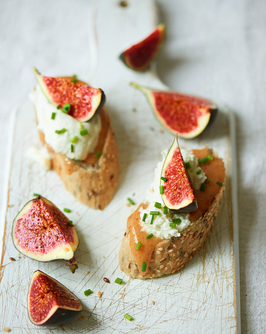 Mini-Sandwiches mit Honig, Quark, Schnittlauch und Feigen