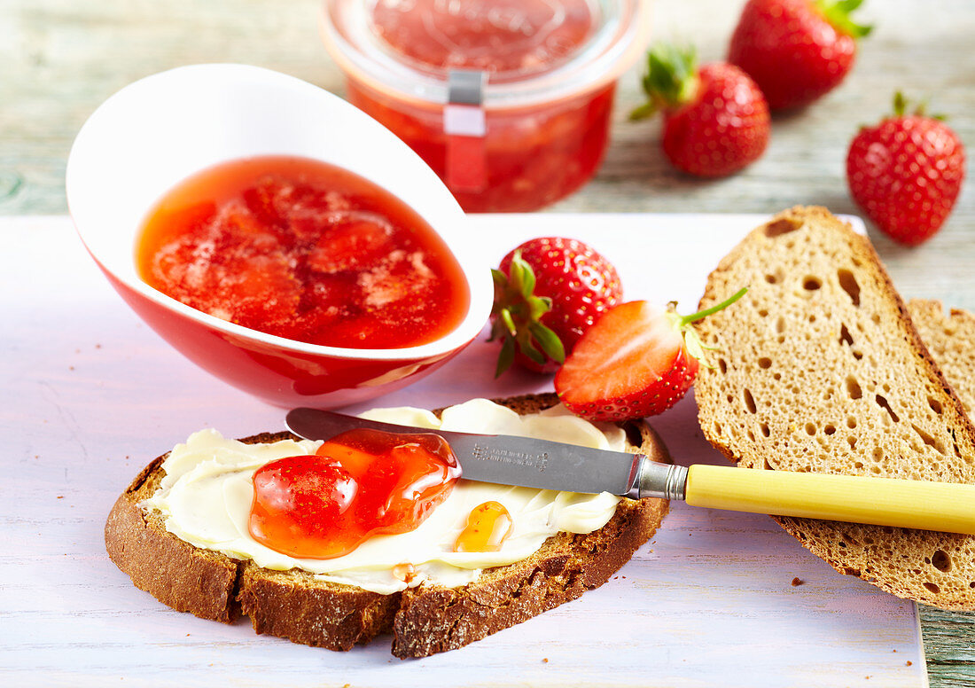 Selbstgemachtes Rhabarbergelee mit Erdbeeren