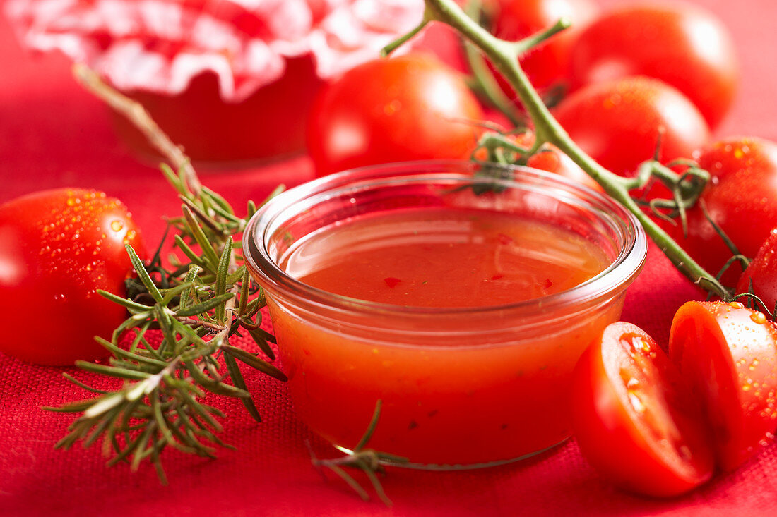 Scharfe Tomatenkonfitüre mit Rosmarin