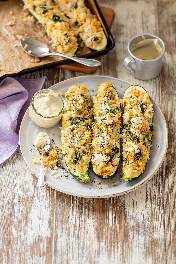 Mit Reis und Linsen gefüllte Zucchini